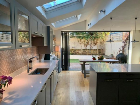 Fabulous London Family Home 4-8 guests, free parking